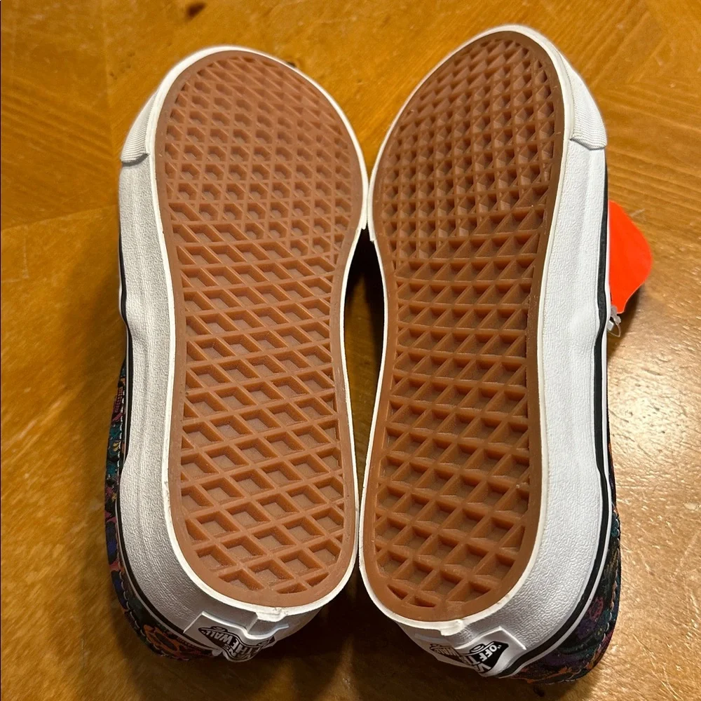 Women’s VANS Sneakers Classic Slip-On Peace Paisley Skulls Trippy NEW - Picture 4 of 6